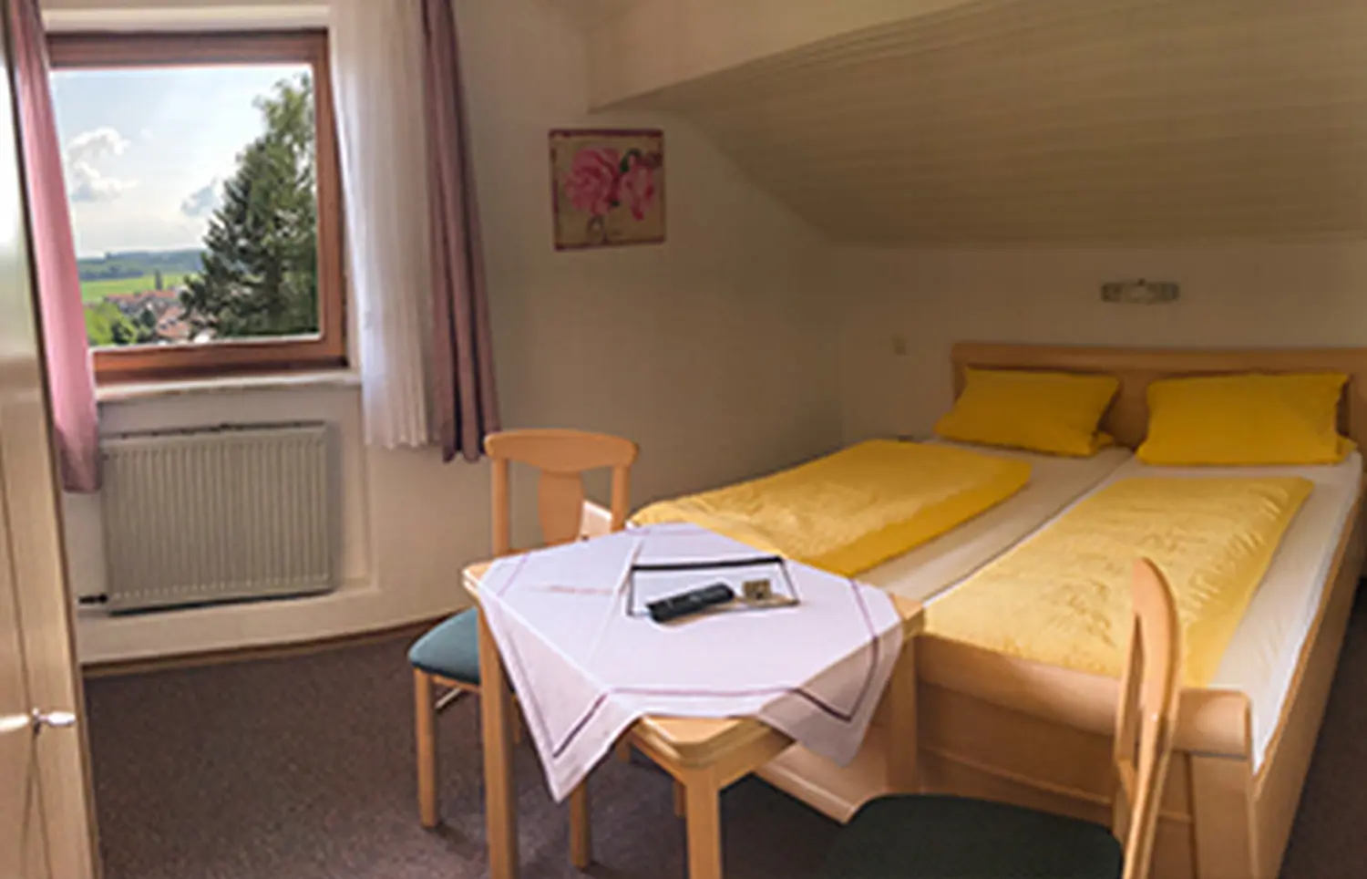 Zur Auszeit - Innenansicht eines Schlafzimmers mit kleinem Esstisch für zwei Personen