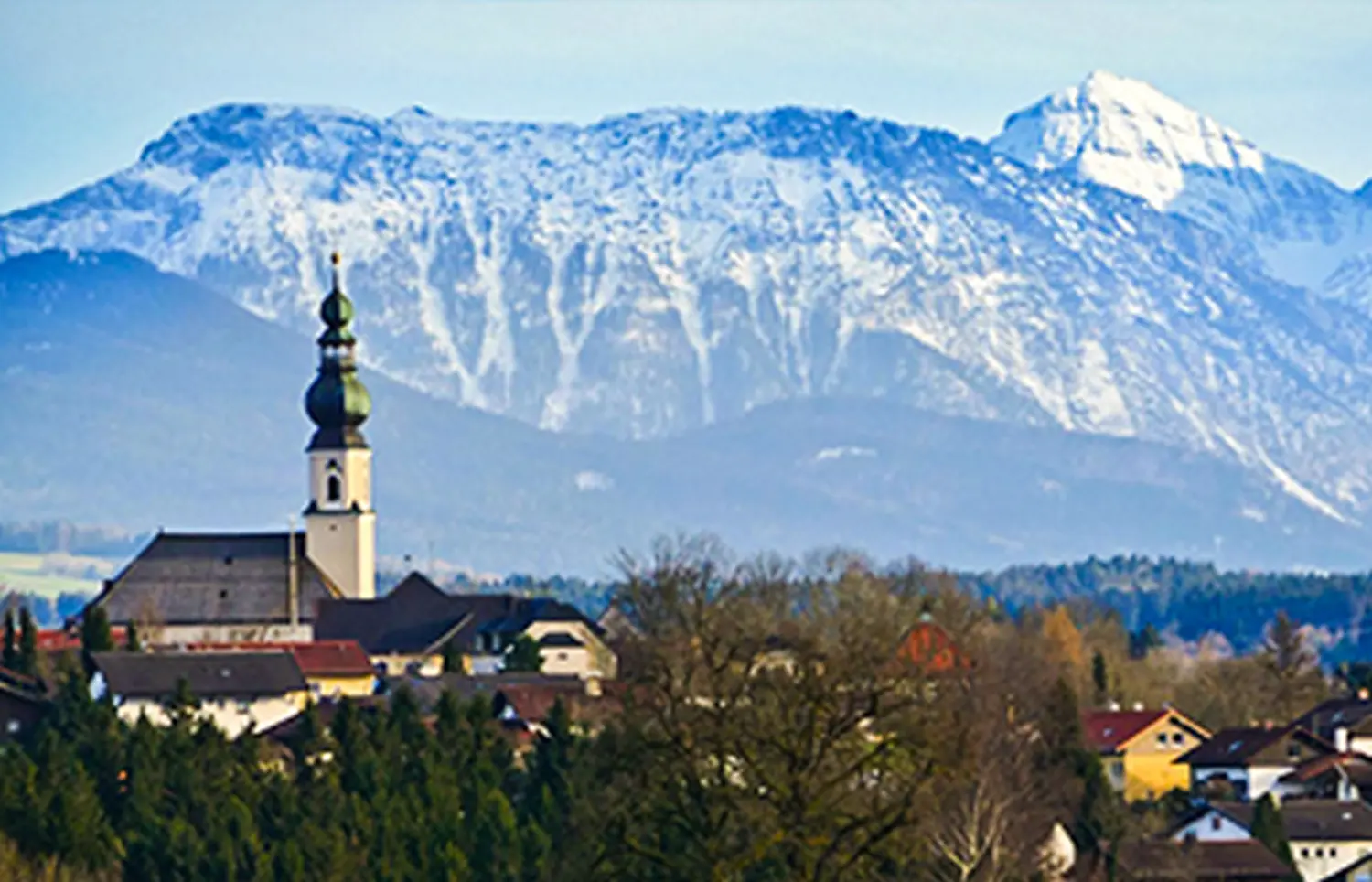 Zur Auszeit - Berge mit Schnee bedeckt