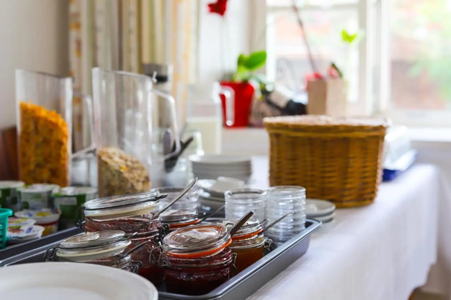 Zur Auszeit - Esstisch gefüllt mit Geschirr und Essen