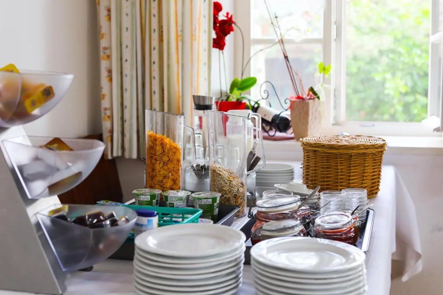 Zur Auszeit - Esstisch gefüllt mit Geschirr und Essen